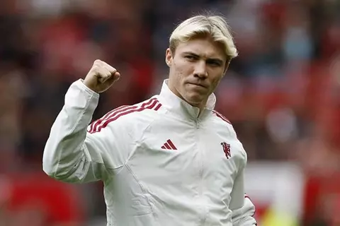 عاد إلى إيطاليا.. نابولي يعلن تعاقده مع هويلوند على سبيل الإعارة